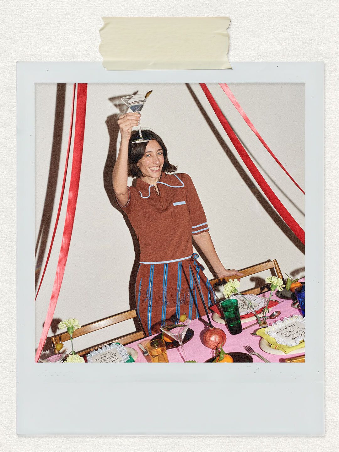 121825_minihostingseries_holdingv2