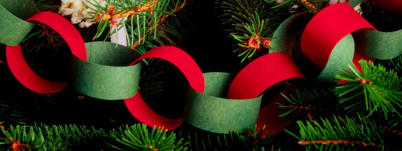 Paper chains are the top holiday decoration trend online for 2025.