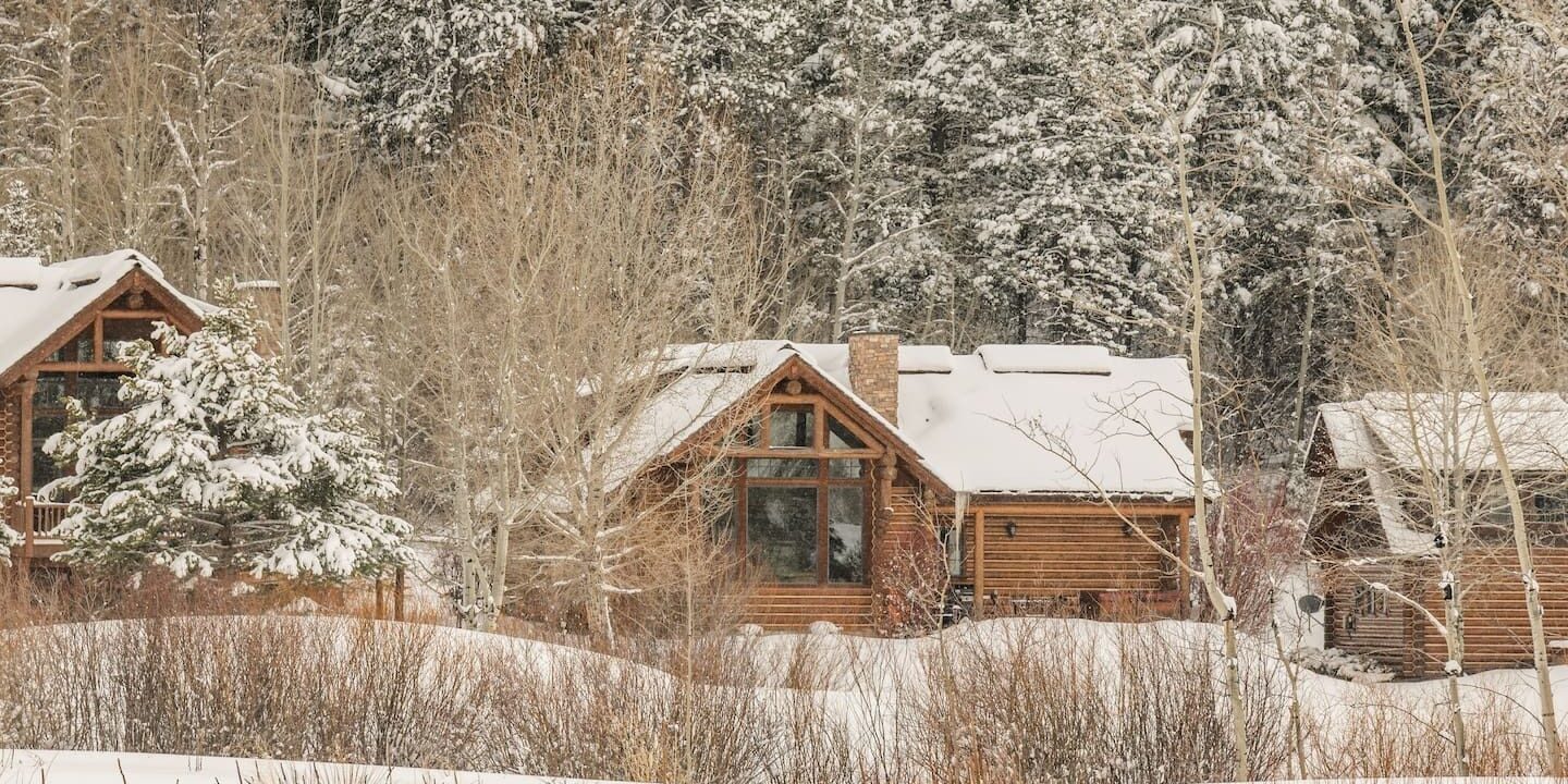 Top 14 Ski-Friendly Airbnbs in North America: Cozy Cabins to Grand Chalets