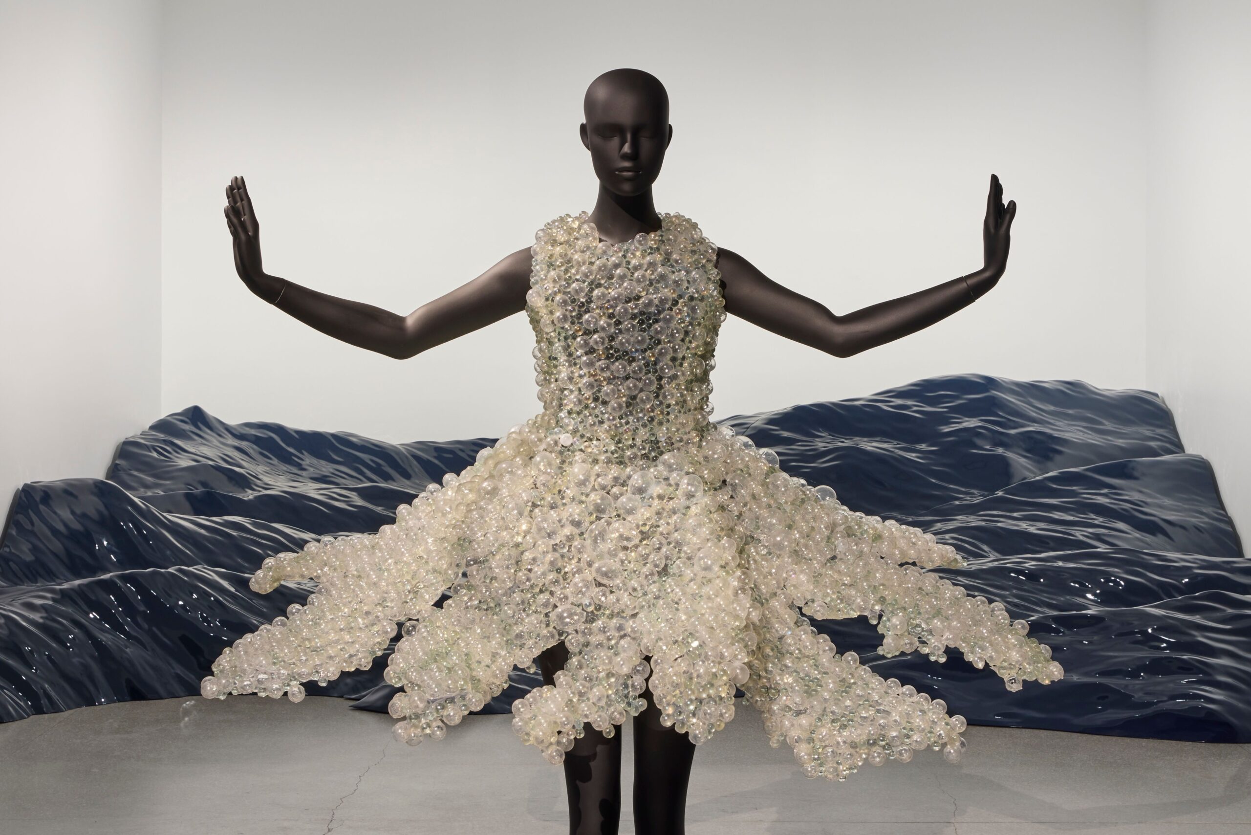 DIG_E_2026_Iris_Van_Herpen_Sculpting_the_Senses_On_White_Wall_004