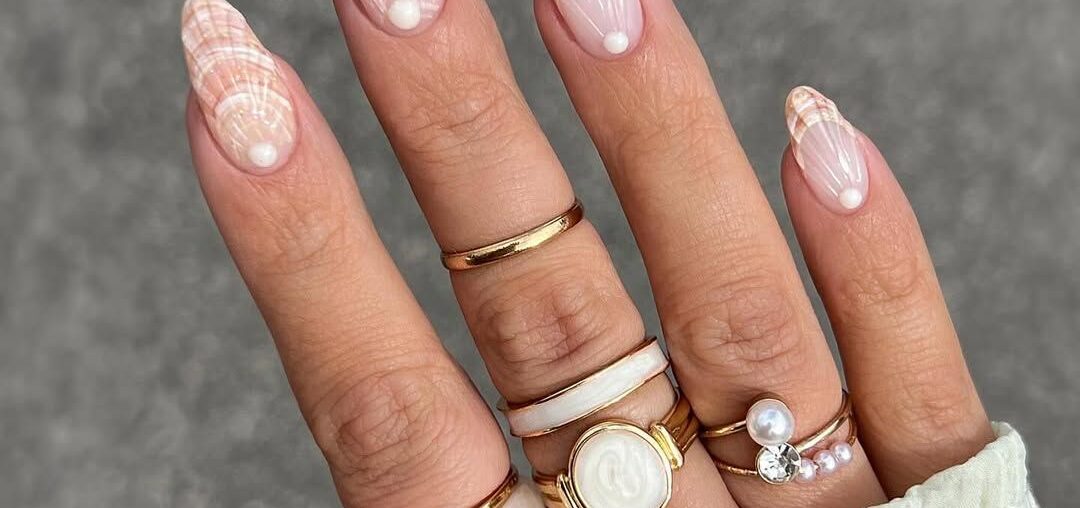 Sea shell nails: all the nautical inspiration you need.
