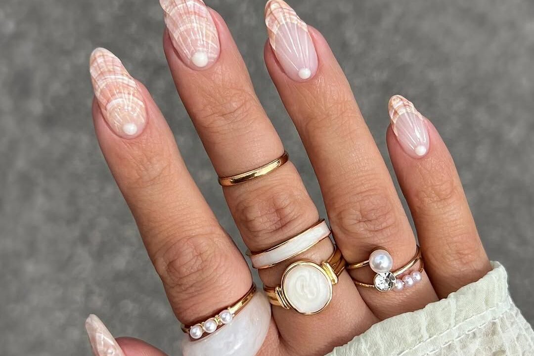 Sea shell nails: all the nautical inspiration you need.