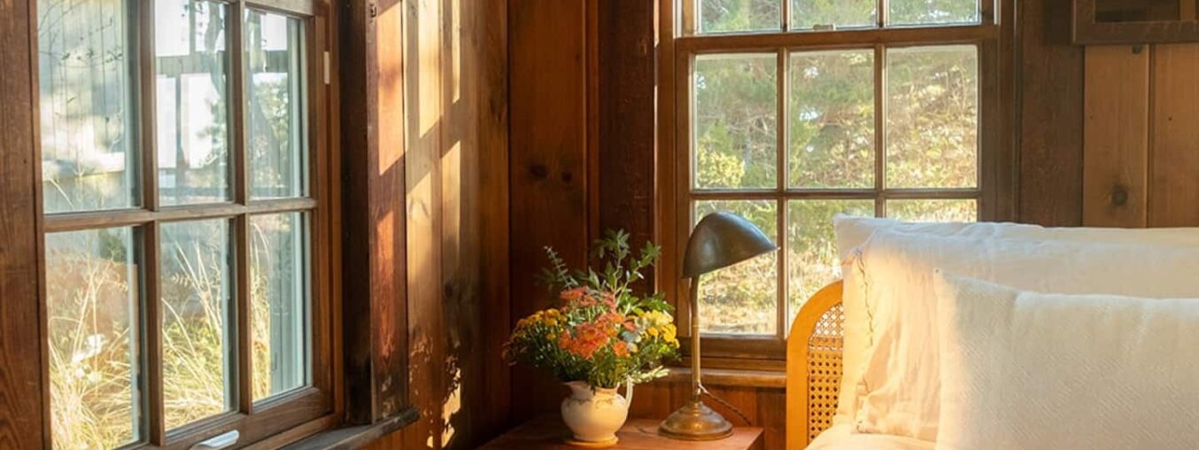 Here are the 17 best Airbnbs in New England, featuring cozy cabins and coastal getaways.