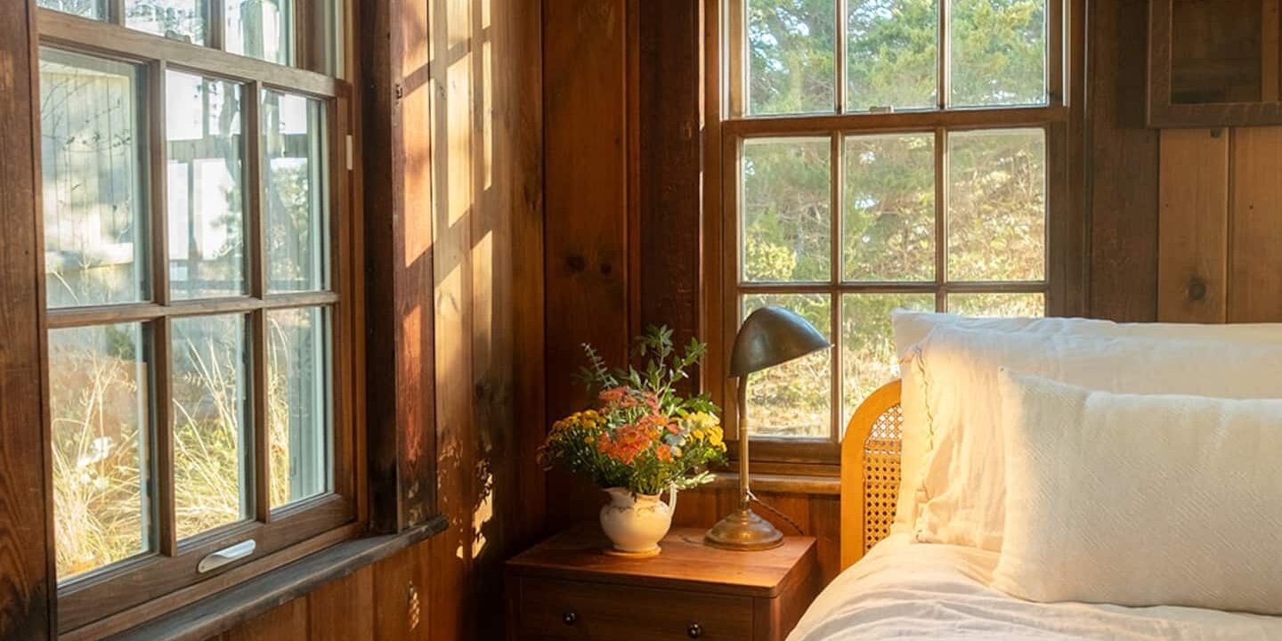 Here are the 17 best Airbnbs in New England, featuring cozy cabins and coastal getaways.