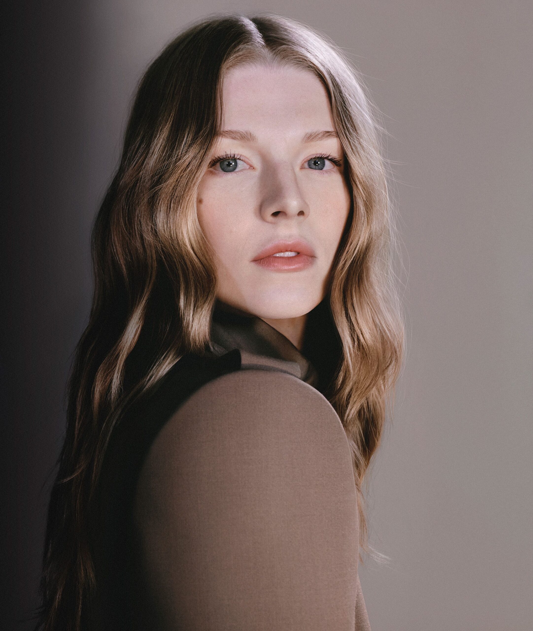 251114_MUGLER_Fragrance_CJacobs_04_1813_C6_R5_RGB-FULLRES-PR-sm