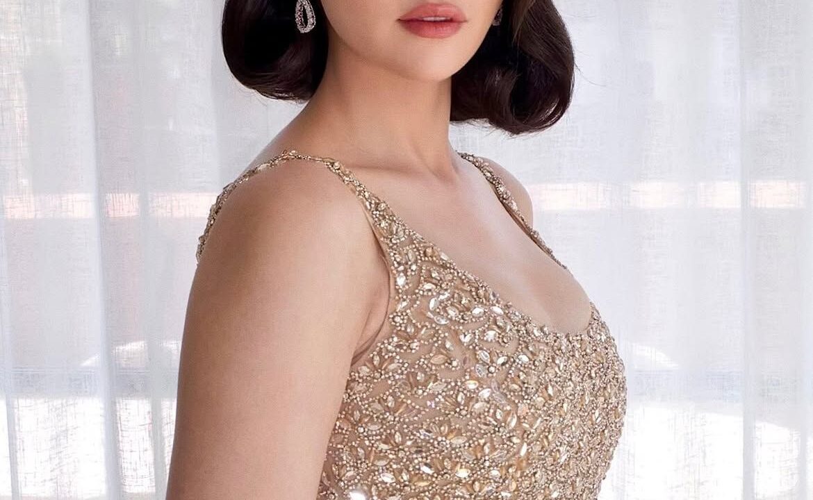 Selena Gomez went full bombshell glam for Taylor Swift’s wedding.