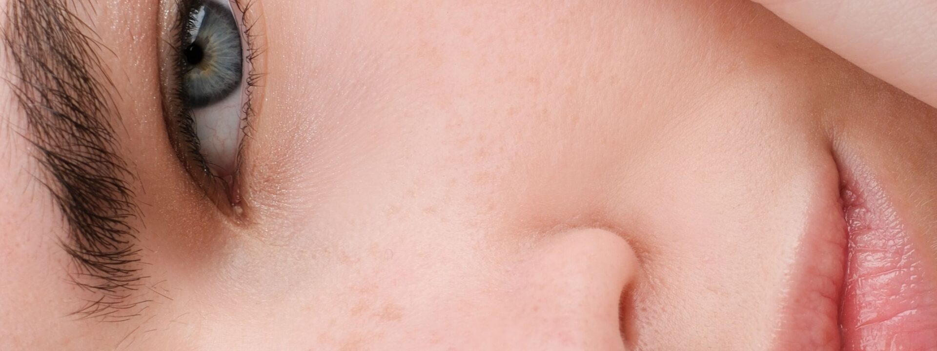 Here are the 8 best eye serum formulas of 2026 for tightening and reducing puffiness.