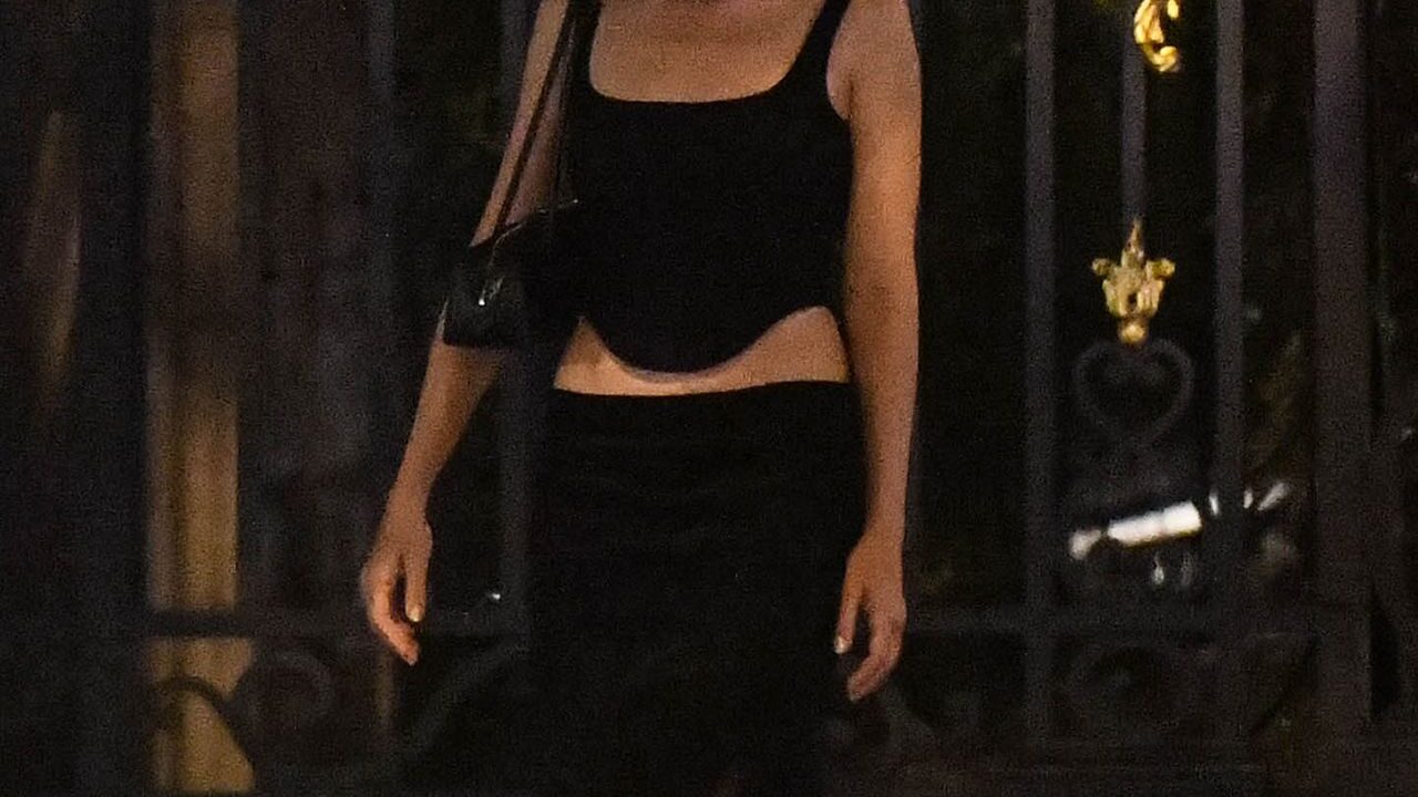 Margot Robbie’s holiday style is giving major Samantha Jones vibes.