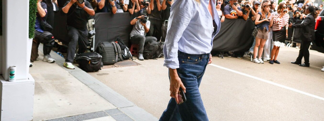 How to Wear '80s Mom Jeans in a 2026 Way
